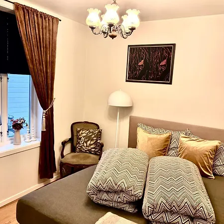 2 Bedroom Historical Downtown By The Sea