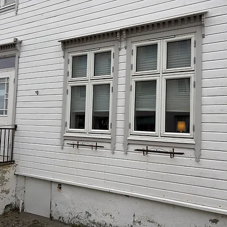 2 Bedroom Historical Downtown By The Sea