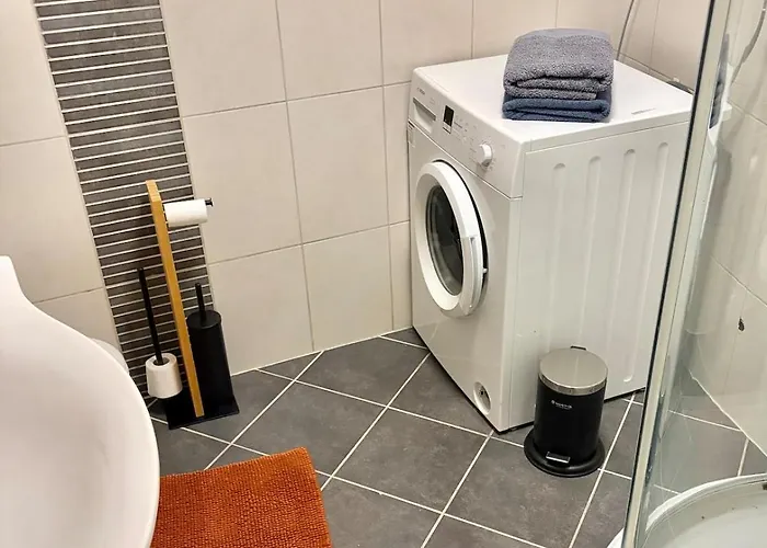 2 Bedroom Historical Downtown By The Sea