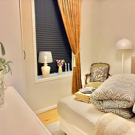 2 Bedroom Historical Downtown By The Sea Apartament *