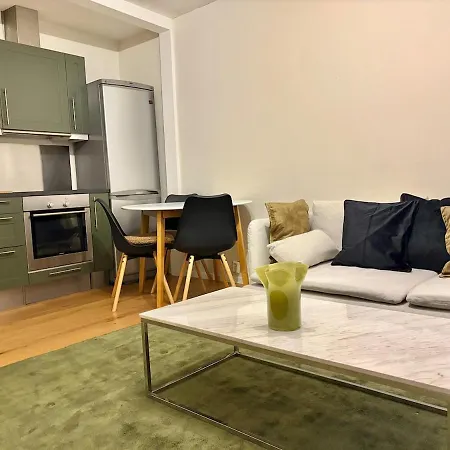 2 Bedroom Historical Downtown By The Sea Apartament *