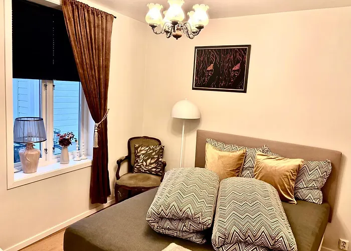 2 Bedroom Historical Downtown By The Sea