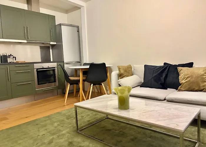 2 Bedroom Historical Downtown By The Sea Apartament *